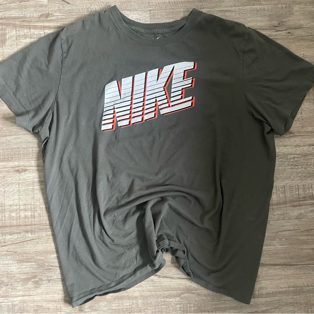 Nike Gray/Green Orange T-Shirt Size L